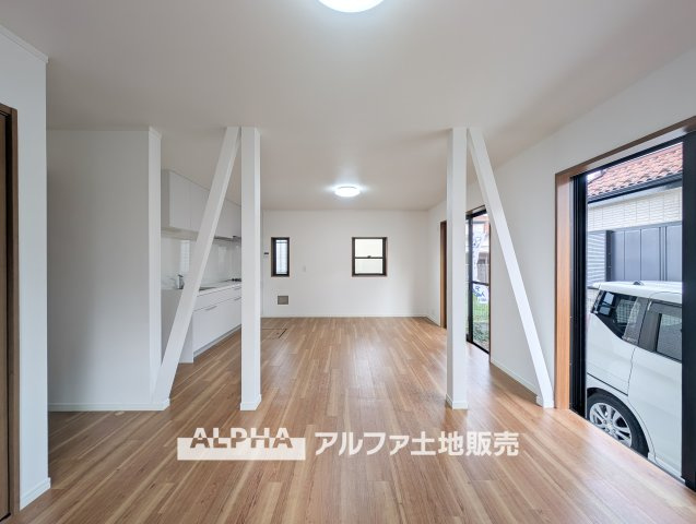 昭島市美堀町２丁目中古戸建の居間・リビング|【A place that feels right】◆自然と人が集まる◆
広がりを感じる住空間と、手触りのある落ち着いた雰囲気。
ここで重ねる毎日が、暮らし方そのものを静かに変えていく。
