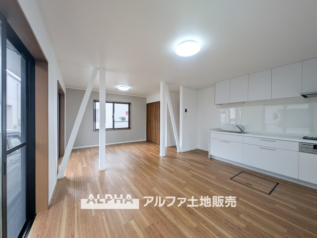 昭島市美堀町２丁目中古戸建の居間・リビング|【cozy living】
◆休日は◆仕事から切り離された家族の為だけの場所でゆっくりくつろぎたい。趣味や、習い事で休日を過ごすも楽しいが、結局はここが安らげる。