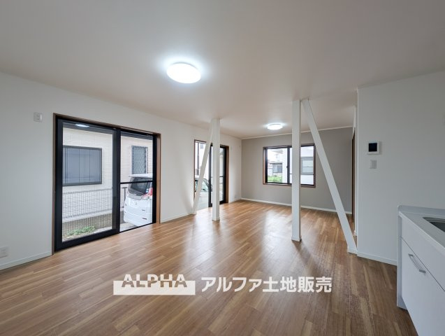 昭島市美堀町２丁目中古戸建の居間・リビング|【Cherish the time】
◆君との時間は◆リビングで、食卓で、寝室で、どこにいても楽しめる。居心地の良い空間の中で質のいい安らぎを求めたい。