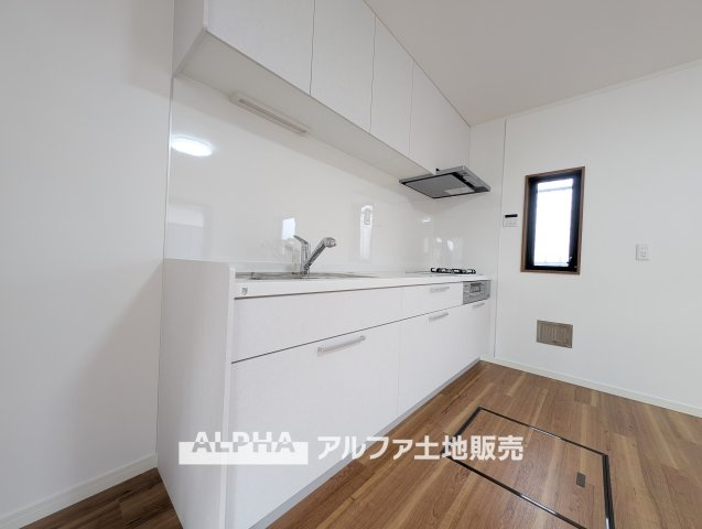 昭島市美堀町２丁目中古戸建のキッチン|【Happy circle Kitchen】
◆団欒キッチン◆キッチンからは家族の団欒が飛び交い明るい陽射しを浴びながらの朝食は楽しく素敵な時を奏でる空間。