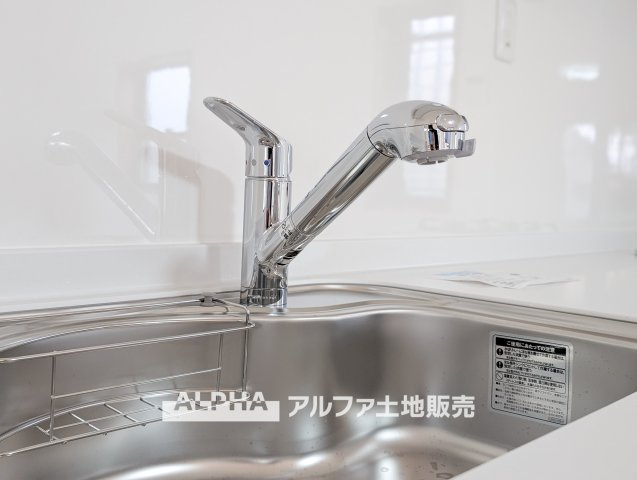 昭島市美堀町２丁目中古戸建のキッチン|【Water cleaner】
◆浄水器◆蛇口から流れ出すお水はクリーンでいつも楽しめます。また浄水器内臓シャワー混合栓なので場所取らずのスッキリとしたスタイルです。