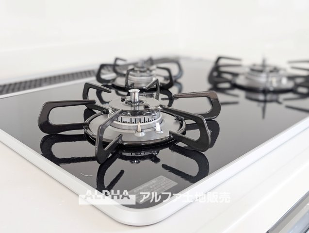 昭島市美堀町２丁目中古戸建のキッチン|【gas stove】◆ガスコンロ◆使い勝手に配慮されたガスコンロを備えたキッチン。火力調整がしやすく、毎日の調理がスムーズに進み、家事の時間を心地よく支えてくれます