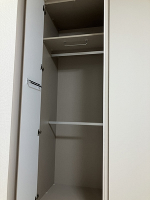 【収納】 | ブランズシティ湘南台 | 洋室5帖のお部屋にあるクローゼットです☆かさばりやすいコートなどもハンガー掛けができてすっきり片付きます♪