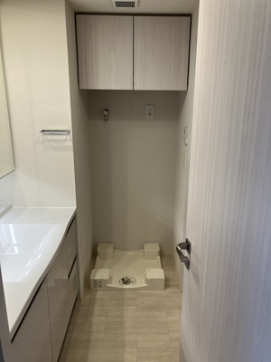 【設備】 | ブランズシティ湘南台 | 洗面所内、洗髪洗面化粧台横にある室内洗濯機置き場です♪防水パンが付いているので万が一の漏水にも安心！上部には便利な収納棚付き♪
