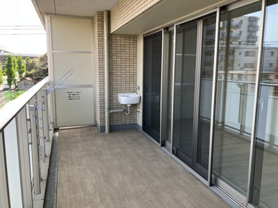 【バルコニー】 | ブランズシティ湘南台 | バルコニーは南東向きで陽当たり・風通し良好！晴れた日のお洗濯物は朝からよく乾きそう☆広々としたバルコニーでゆったり過ごせちゃいます♪