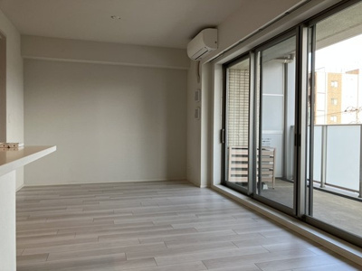 【居間・リビング】 | ブランズシティ湘南台 | 南東向きリビングダイニングキッチン15帖☆バルコニーに繋がる陽当たり・風通しの良いお部屋です♪エアコン付きで1年中快適に過ごせますね☆