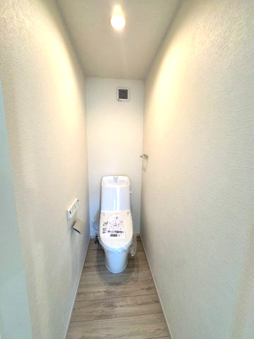 所沢市上安松新築戸建のトイレ|温水洗浄便座などの快適機能を備えた清潔感のあるレストルームです。毎日使う場所だからこそ、落ち着きのある心地よい空間づくりにこだわりました。