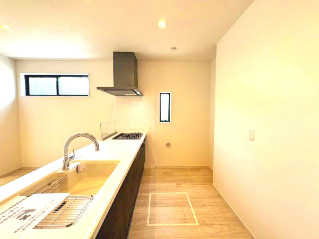 所沢市上安松新築戸建のキッチン|収納スペースが豊富で調理スペースも広々と確保された使い勝手の良いシステムキッチンです。日々の調理や片付けもスムーズに行え、快適な家事時間をサポートします。