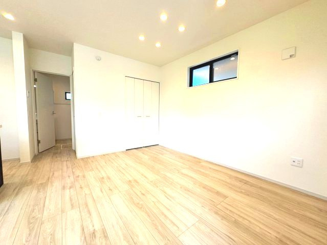所沢市上安松新築戸建の洋室|窓からのたっぷりの陽光が心地よい、明るく穏やかなプライベートルームです。収納スペースも備えており、お部屋をすっきりと広々とご活用いただけます。