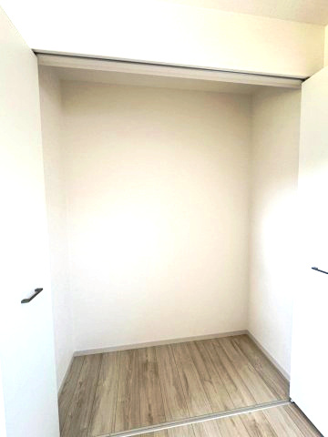 所沢市上安松新築戸建の収納|衣類や生活用品などをすっきりと整理整頓できる機能的な収納スペースです。お部屋のスペースを有効に活用でき、いつでも心地よい快適な居住空間を保てます。