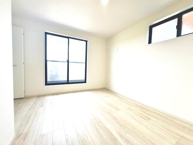 所沢市上安松新築戸建の洋室|たっぷりと収納できるクローゼットを備えた、使い勝手の良いプライベートルームです。落ち着いた空間の中で、趣味の時間や読書などを心ゆくまで満喫できます。