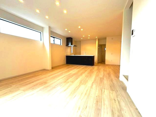 所沢市上安松新築戸建の居間・リビング|ご家族が集う明るく開放的なリビングダイニングです。ゆとりある空間を確保しており、家具のレイアウトもしやすく、心地よい団らんのひとときを演出します。