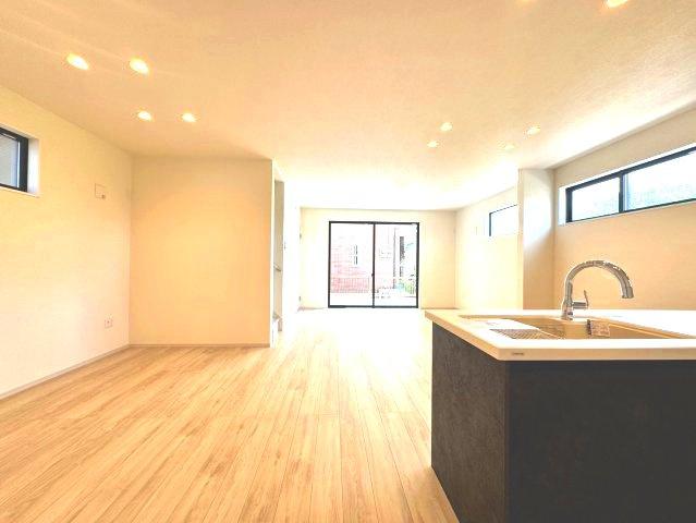所沢市上安松新築戸建の居間・リビング|日常のリラックスタイムを豊かに彩る、ゆったりとした広さのリビングです。家具をすっきりと配置しやすく、思い思いのスタイルでくつろげます。