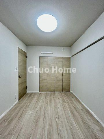 シティコープ西葛西の寝室|【寝室】心と体をゆったりと安らげる主寝室。寝室のゆとりが大きい分だけ、暮らしの安らぎは深まります。一日の疲れを癒すだけでなく、ご夫婦の親密な語らいを紡ぎ出します