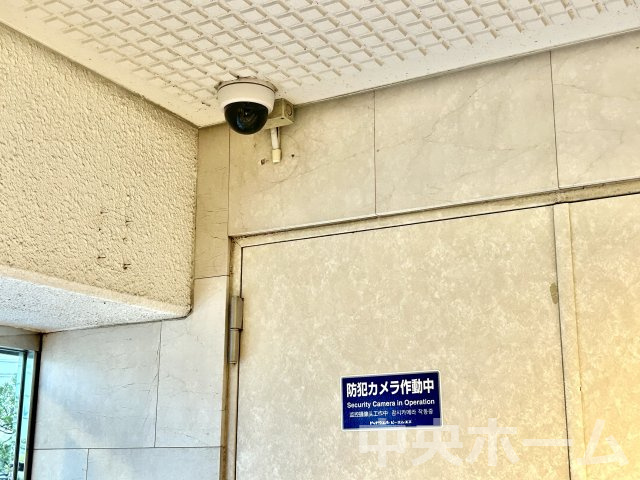シティコープ西葛西の防犯設備|【防犯カメラ】何かあった時の大事な証拠になることももちろんなりますが、防犯というくらいですので大事なのは防犯カメラがあることによって抑止力につながることですよね。