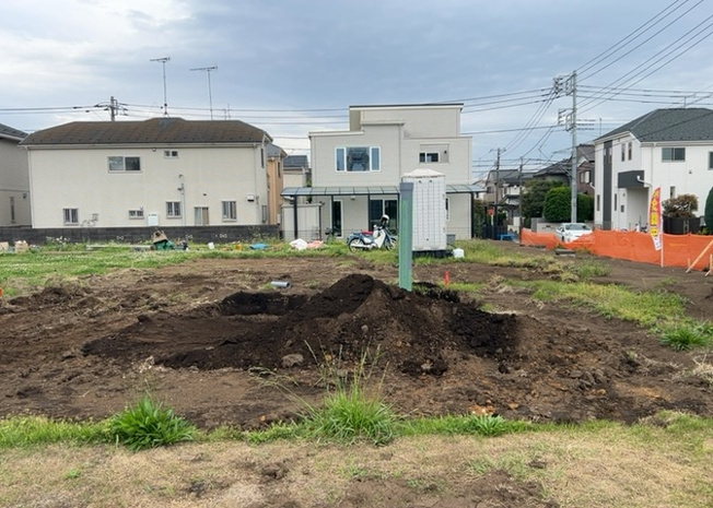 【外観】 | 土地の形が極端に長細かったり、狭小地、あるいは道路との高低差がある傾斜地だった場合、後々売ろうとしても買い手がつかない場合もあります。後々、売却することになった時に価値の下がらない土地を選びましょう。