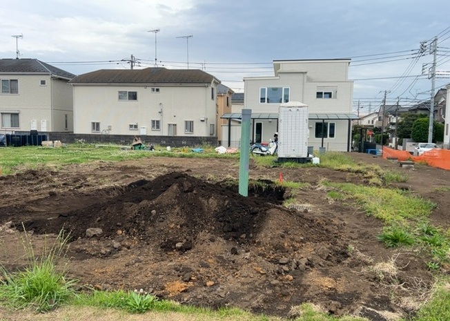 【外観】 | 家を建てる場合、方位は要チェックです。現実的に日当たりのよい家ならばリビングは南側、建築基準法でも北側に当たる家への配慮は求められています。土地を見学に行く際は、方位磁針を持って行くようにしましょう。