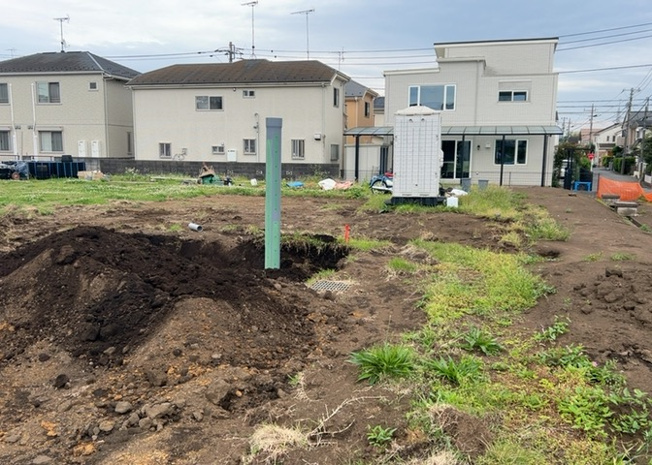 【外観】 | 土地の前の道路に消火栓が設置されていることがあります。この場合、道路交通法第45条第1項により、駐車禁止の場所が指定されています。そのため、車庫などの駐車スペースをつくることができない場合があります。