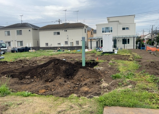 【外観】 | 隣家の土地はどうなっているのか、生活利便施設が近くにあるのか、学校まで近いかなど、お客様のライフスタイルにあわせたイメージが重要です。また、近くにあると困る施設が近くにないかも確認するといいでしょう。