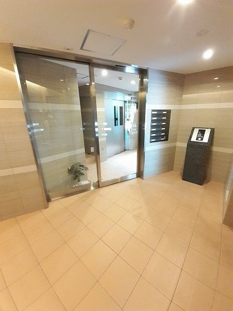 L plageのエントランス