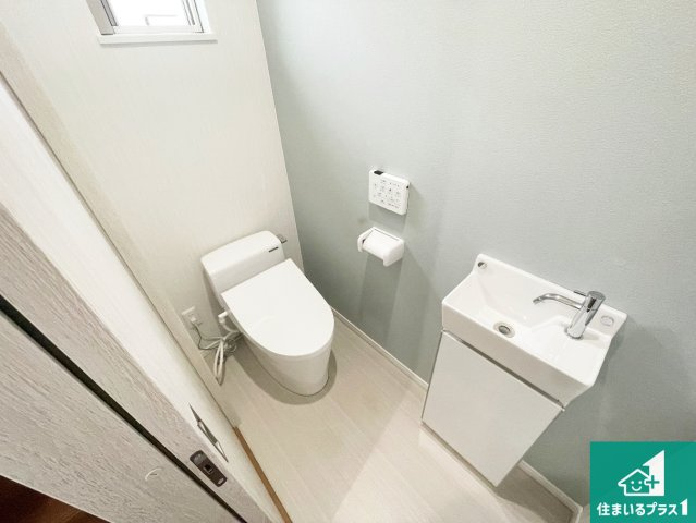尼崎市杭瀬北新町　中古一戸建てのトイレ|広々とした落ち着けるトイレ！
