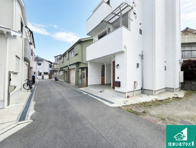 尼崎市杭瀬北新町　中古一戸建ての前面道路含む現地写真|周辺は閑静な住宅街！前面道路広々で車の出し入れも便利です。駐車が苦手な方でも安心して車庫入れできます！
