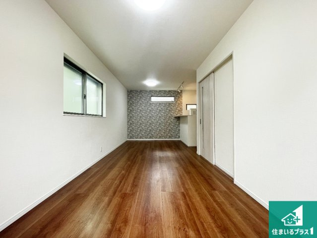 尼崎市杭瀬北新町　中古一戸建ての居間・リビング|日当たり良好の明るいリビングで朝の目覚めもスッキリできそう！対面キッチンでご家族のコミュニケーションも自然と増える設計！
