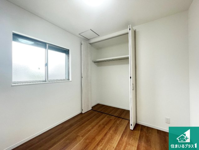 尼崎市杭瀬北新町　中古一戸建ての洋室|寝室は心地よい眠りについてもらいたくて、シンプルかつ開放的な空間な設計にしています！大きな窓から差し込む日が心地いいです♪