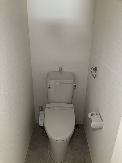 【トイレ】 | 平成ハイツ | ※参考写真※玄関を入って正面にあるトイレです！トイレが独立していると使いやすいですよね☆