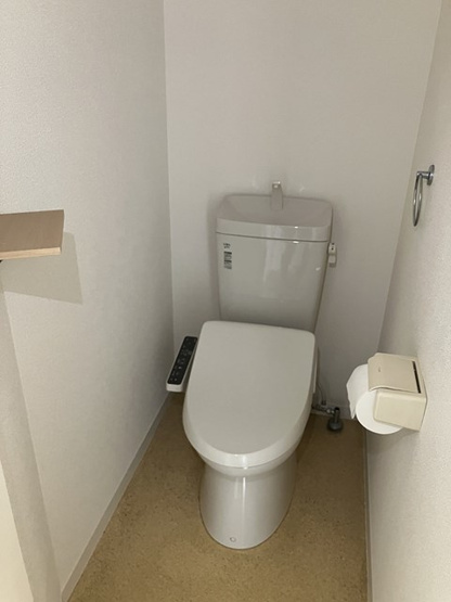 【トイレ】 | 平成ハイツ | ※参考写真※階段を上がって右手にあるトイレです！各階にトイレがあるのがうれしいですよね♪