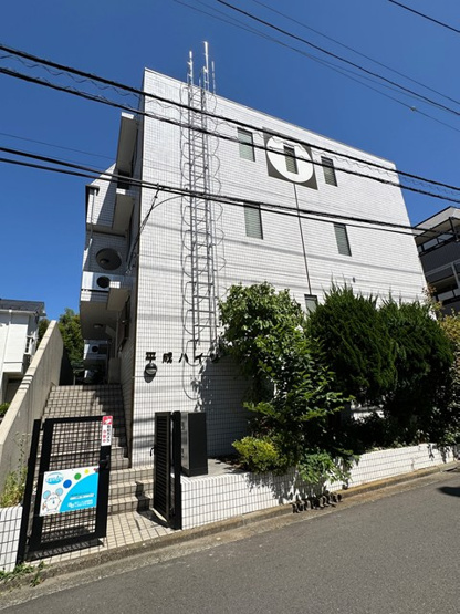 【外観】 | 平成ハイツ | ペットOK！わんちゃん・ねこちゃんと一緒に暮らせる3階建てマンション♪小田急線「百合ヶ丘」駅まで徒歩4分で便利な立地です！