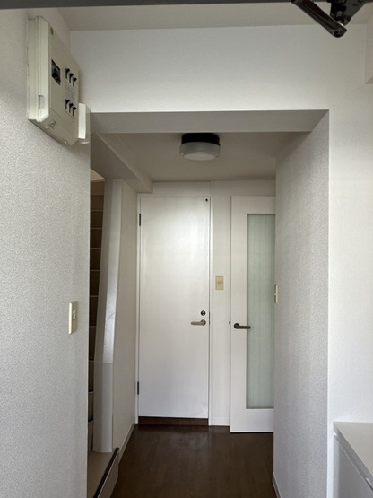 【玄関】 | 平成ハイツ | ※参考写真※玄関から室内への景観です！右手に洋室6帖のお部屋、正面にはトイレがあります♪
