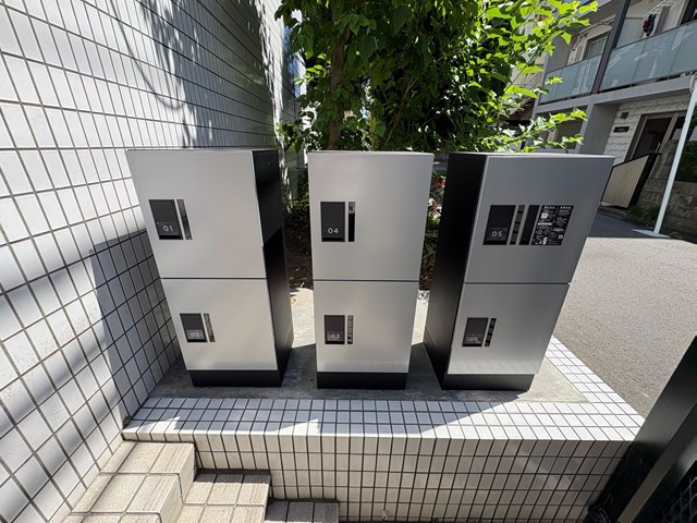 【その他共用部分】 | 平成ハイツ | 共用エントランスには宅配BOXがあるので荷物の受け取りもスムーズに♪再配達を依頼する手間が省けます☆
