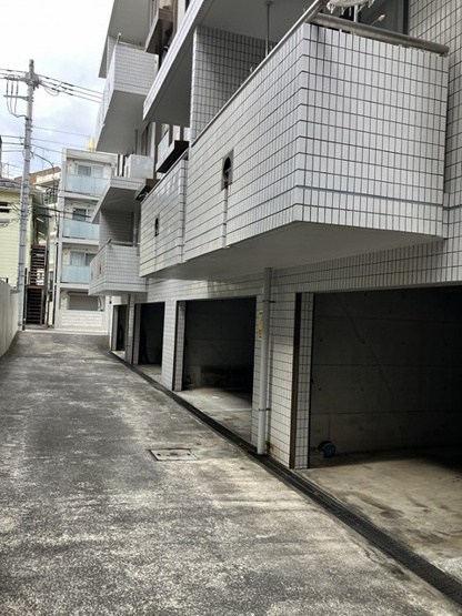 【駐車場】 | 平成ハイツ | いつでも目の届く敷地内に駐車場があります♪地下駐車場なので、雨の時の乗り降りもらくらく♪