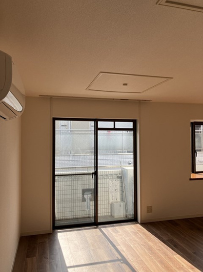 【居間・リビング】 | 平成ハイツ | ※参考写真※南西向きリビングダイニングキッチン15帖☆バルコニーに繋がる角部屋二面採光のお部屋です♪エアコン付きで快適に過ごせますね◎