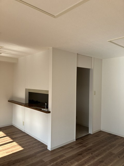 【居間・リビング】 | 平成ハイツ | ※参考写真※南西向きリビングダイニングキッチン15帖☆バルコニー側からの眺めです！女性に人気なカウンターキッチンです！お話しながら料理ができるってうれしい♪