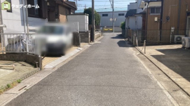 草加市遊馬町　中古一戸建ての前面道路含む現地写真