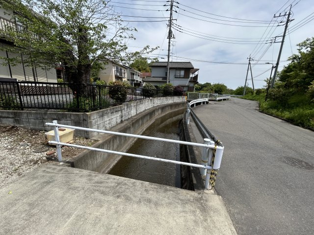 あきる野市牛沼　閑静な住宅街の中古戸建！土地広々約145坪！の前面道路含む現地写真