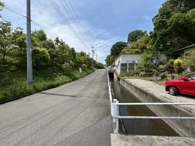 あきる野市牛沼　閑静な住宅街の中古戸建！土地広々約145坪！の前面道路含む現地写真