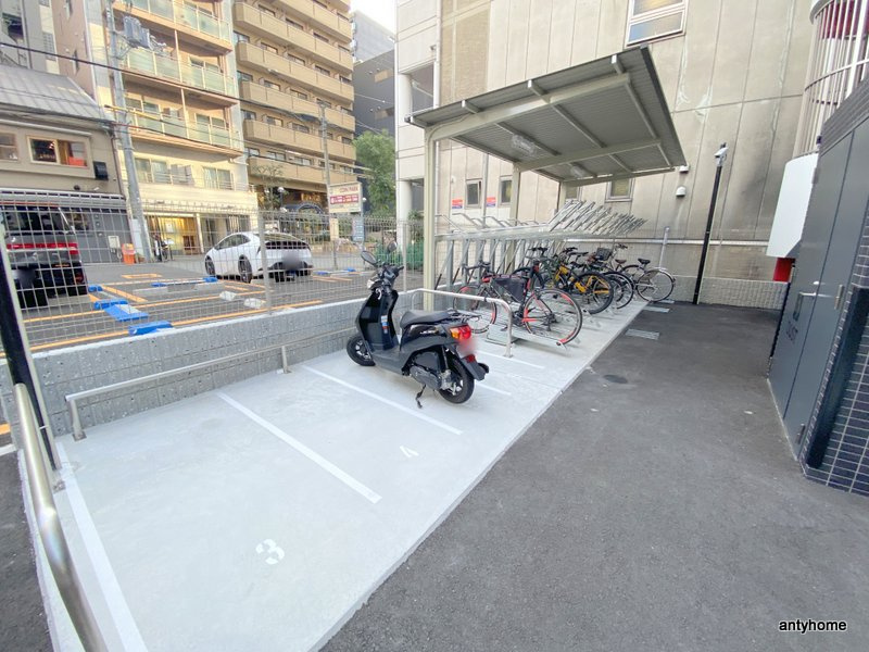 セレニテ本町リアン　仲介手数料無料の駐車場