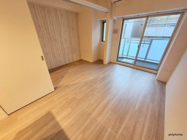 セレニテ本町リアン　仲介手数料無料の居間・リビング