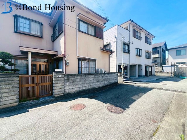 南東角地で陽当たり良好　大久保町西島　中古戸建の前面道路含む現地写真