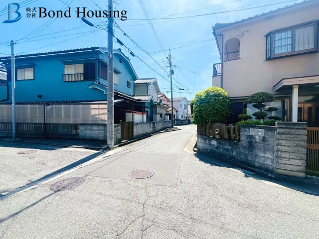 南東角地で陽当たり良好　大久保町西島　中古戸建の前面道路含む現地写真