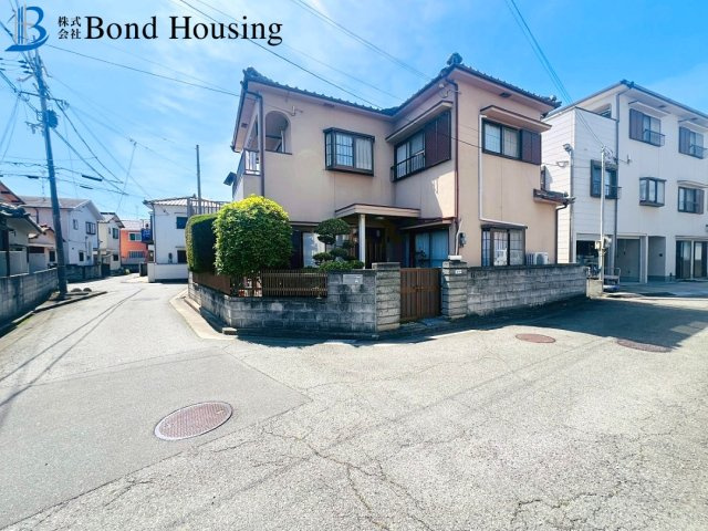 南東角地で陽当たり良好　大久保町西島　中古戸建の前面道路含む現地写真
