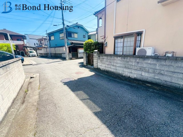 南東角地で陽当たり良好　大久保町西島　中古戸建の前面道路含む現地写真