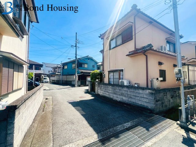 南東角地で陽当たり良好　大久保町西島　中古戸建の前面道路含む現地写真