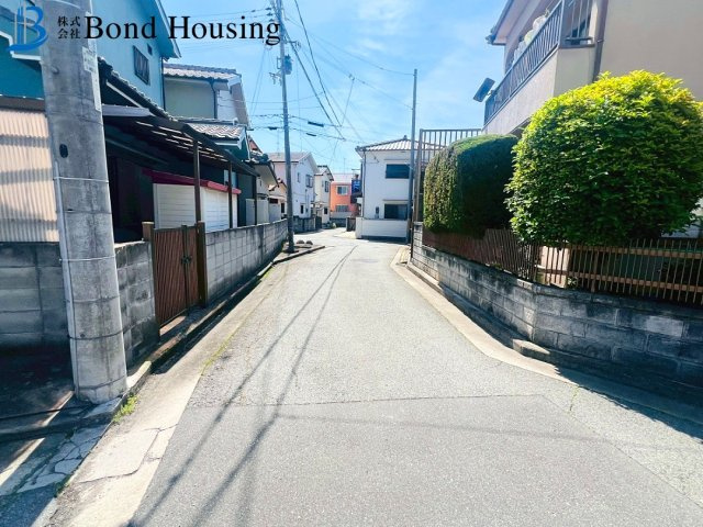南東角地で陽当たり良好　大久保町西島　中古戸建の前面道路含む現地写真