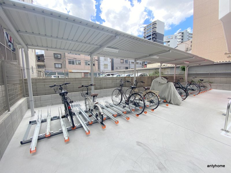 セレニテ難波ミラク壱番館　仲介手数料無料の駐車場