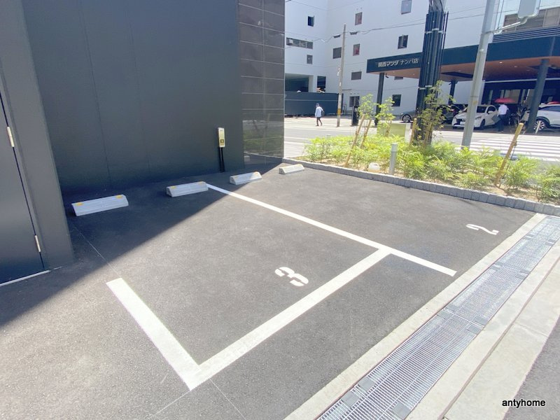セレニテフラン難波　仲介手数料無料の駐車場