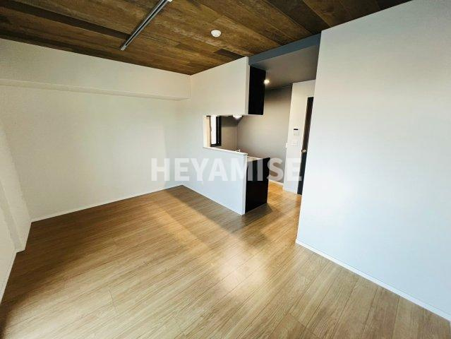 APARTMENTS CODE ISAHAYAの居間・リビング|※室内画像は別号室のもの